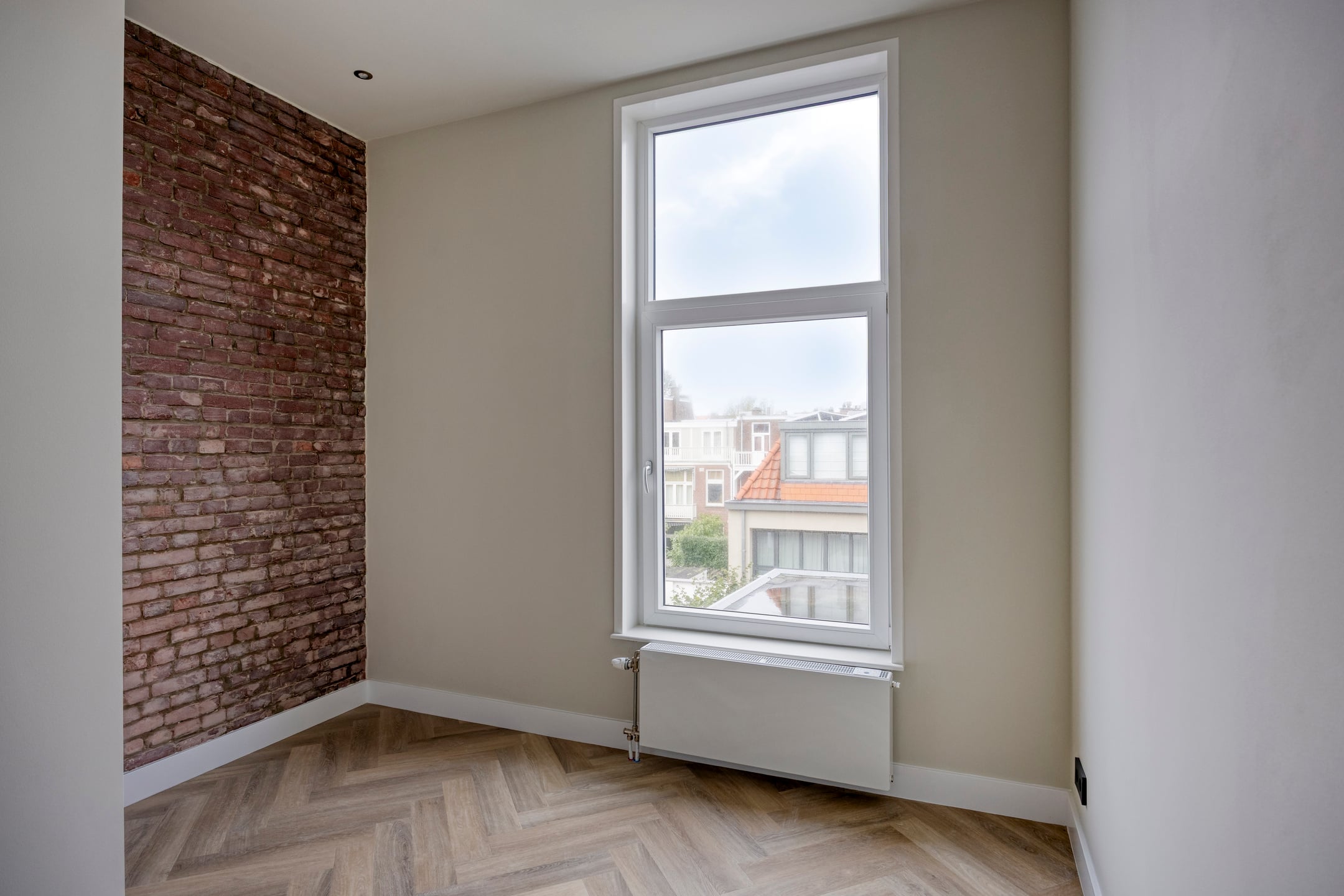 Slaapkamer met zichtbare baksteen