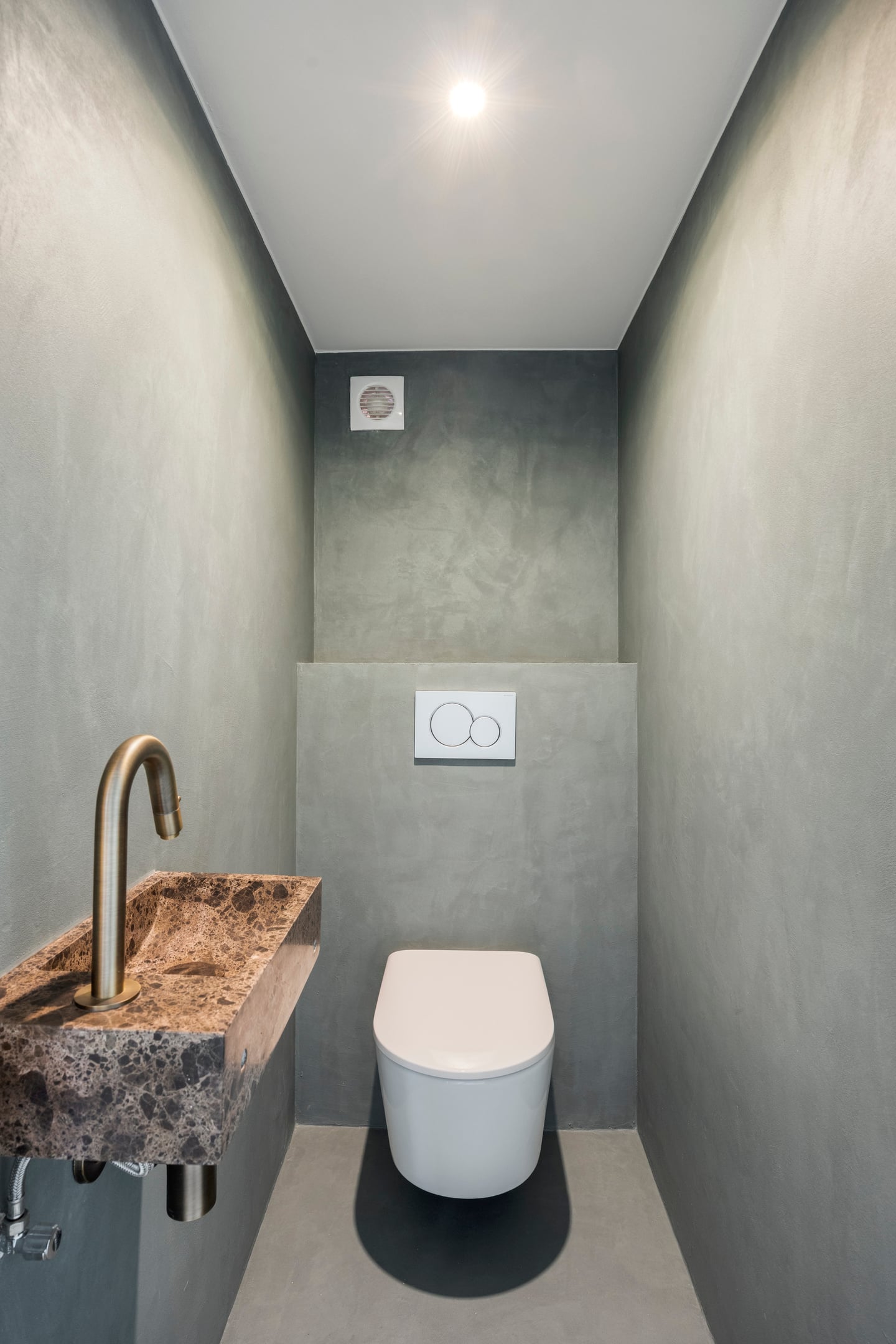 Toilet met natuurstenen fontein