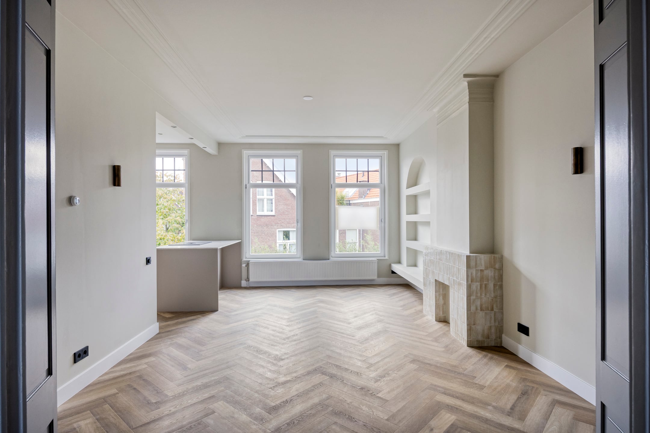 Woonkamer met open haard en visgraatvloer