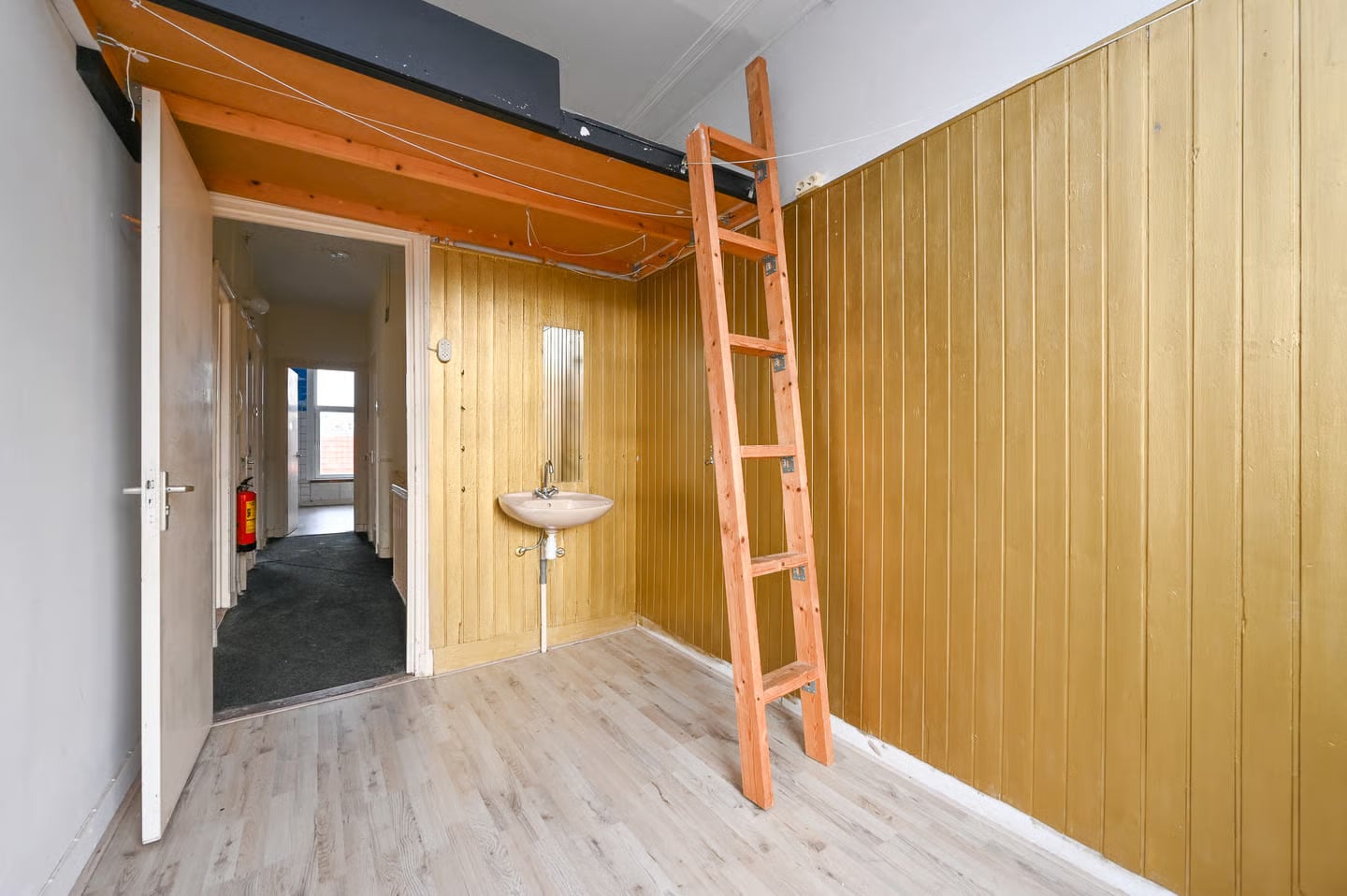 Kamer met houten lambrisering en vliezotrap