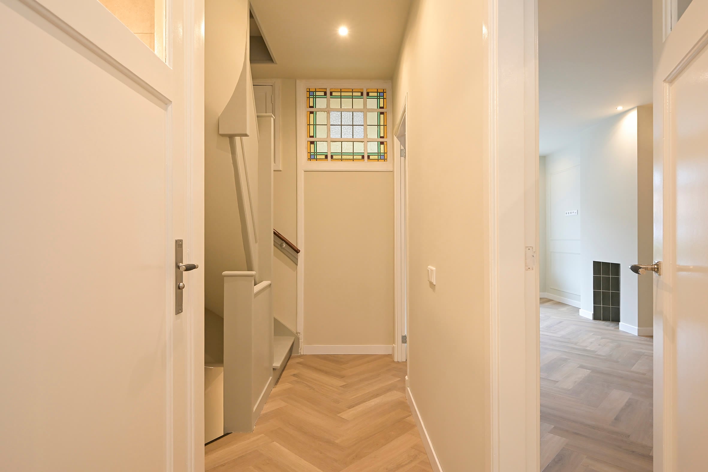 Hal met glas-in-lood bovenlicht