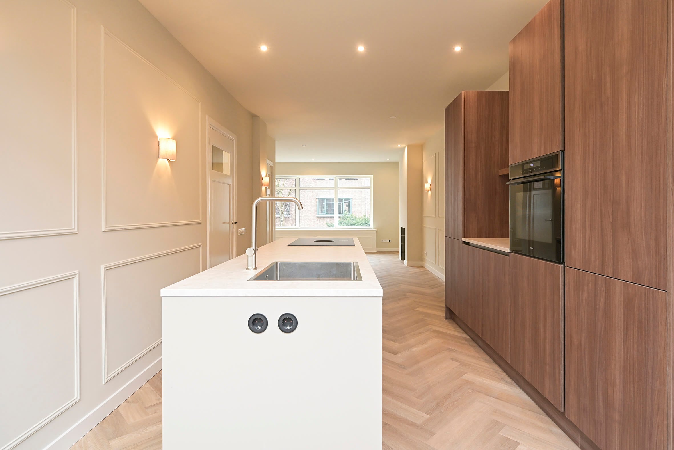 Keuken met kookeiland en houten wandkasten
